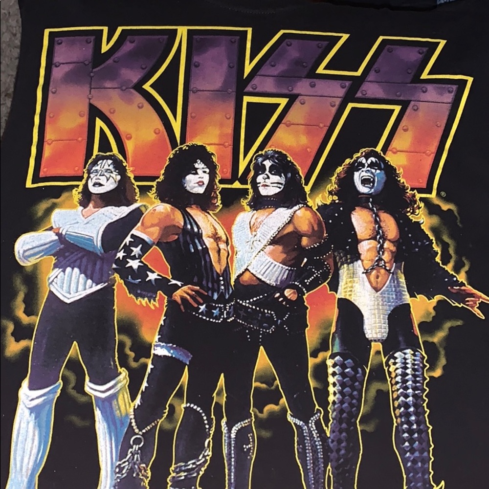 Groovy Kiss tee 🖤